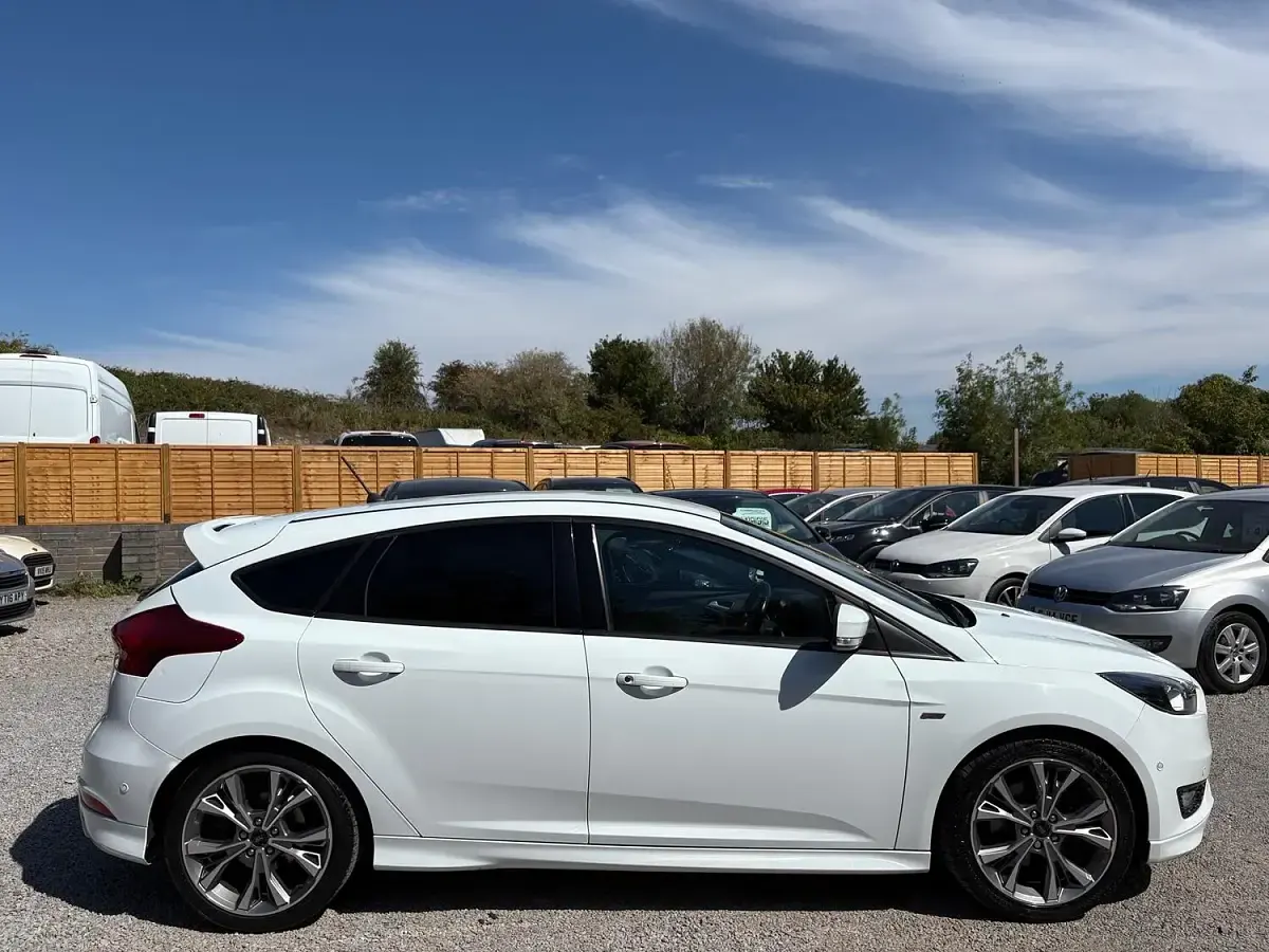 Used Ford Focus ST-Line 150 HP (110 kW) 2017 White Hatchback