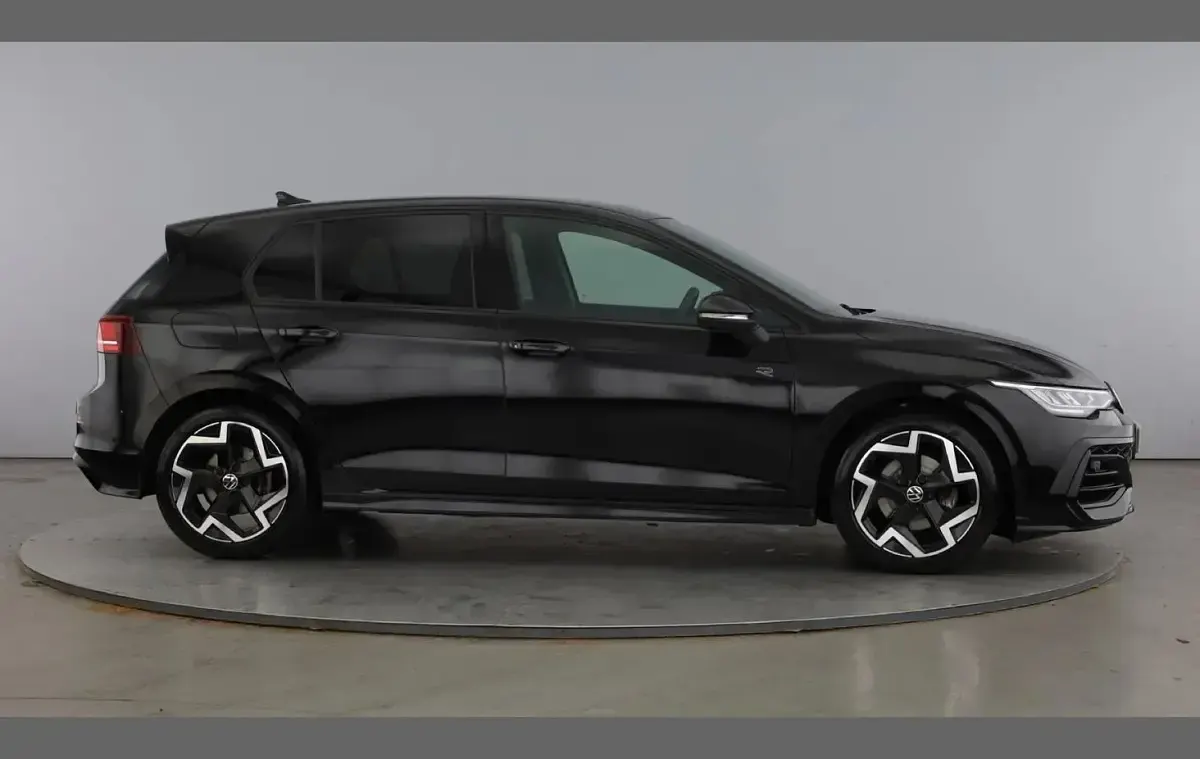 Używany VW Golf VIII R-line 147 KM (108 kW) 2025 Czarny Hatchback