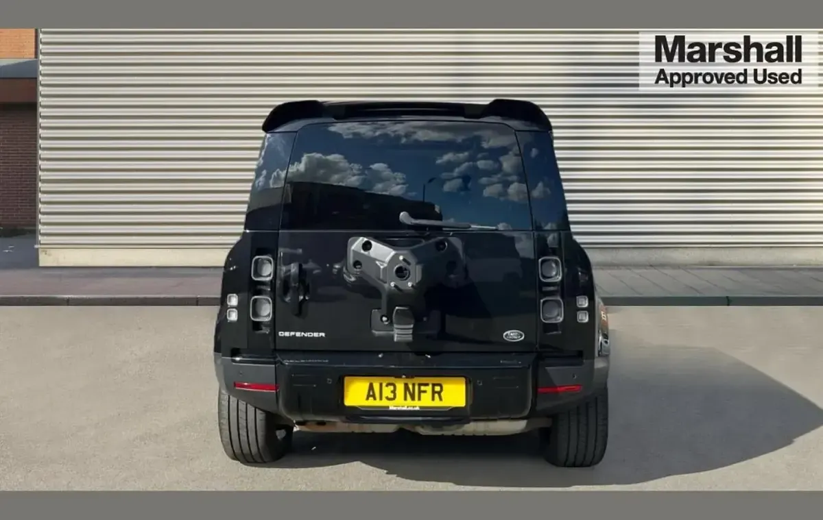 Used Land Rover Defender SE 249 HP (183 kW) 2021 Santorini black metallic SUV