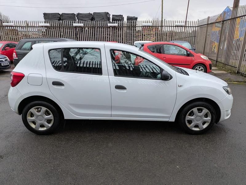 Used Dacia Sandero Ambiance 75 HP (55 kW) 2014 White Hatchback
