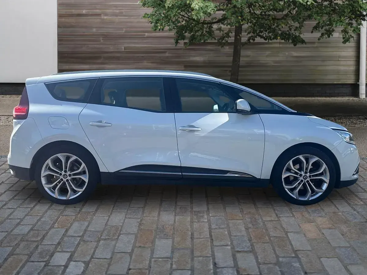 Used Renault Scenic E-Tech Iconic 2025 White SUV