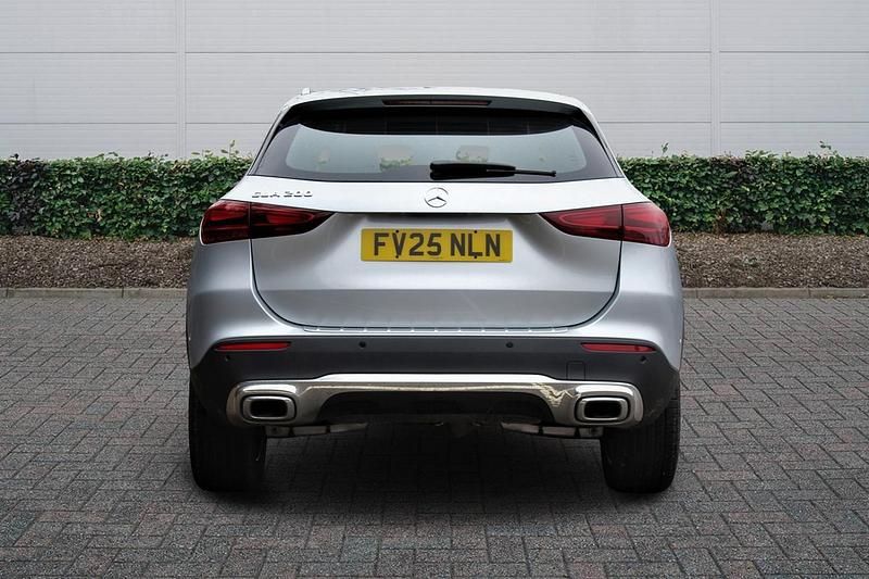Used Mercedes GLA200 Executive 163 HP (119 kW) 2025 Silver SUV