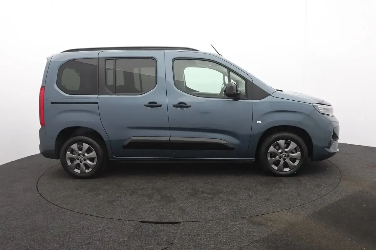 Used Vauxhall Combo Ultimate 100 kW (136 HP) 2025 Blue MPV