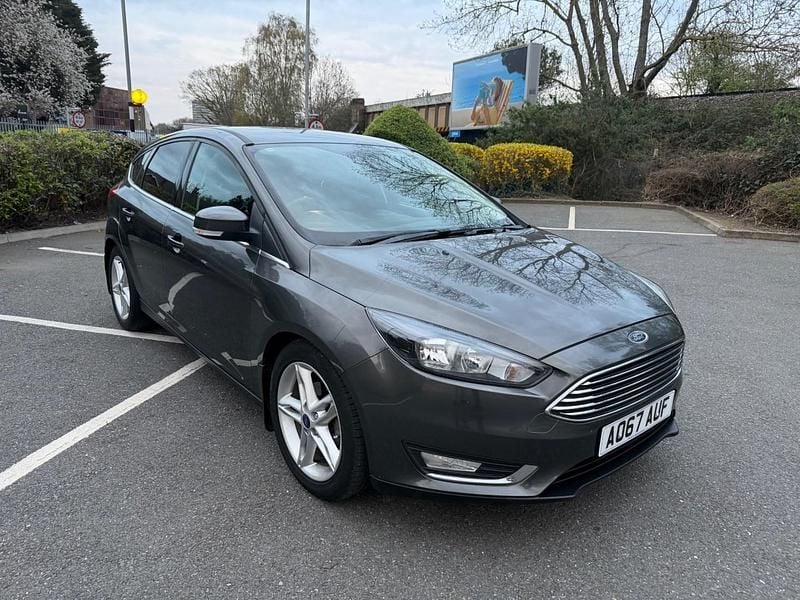 Begagnad Ford Focus Titanium 125 HK (91 kW) 2017 Grå Halvkombi