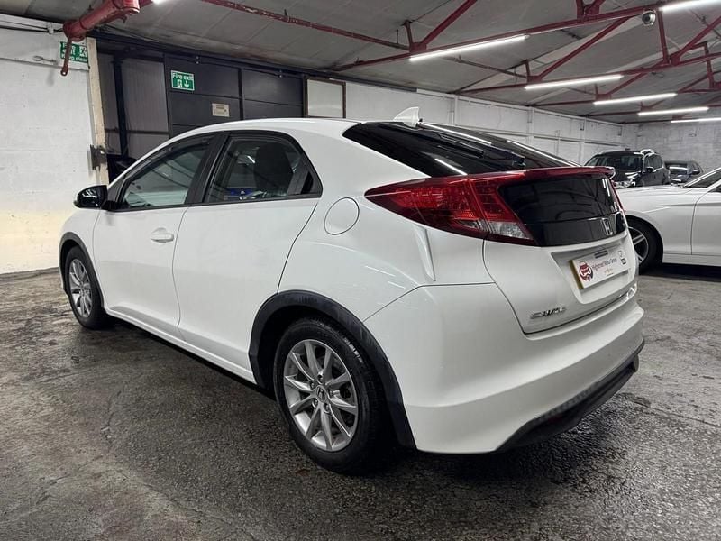 Used Honda Civic S 100 HP (73 kW) 2014 White Hatchback