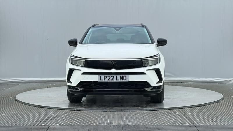 Used Vauxhall Grandland X SRi 130 HP (95 kW) 2022 White SUV