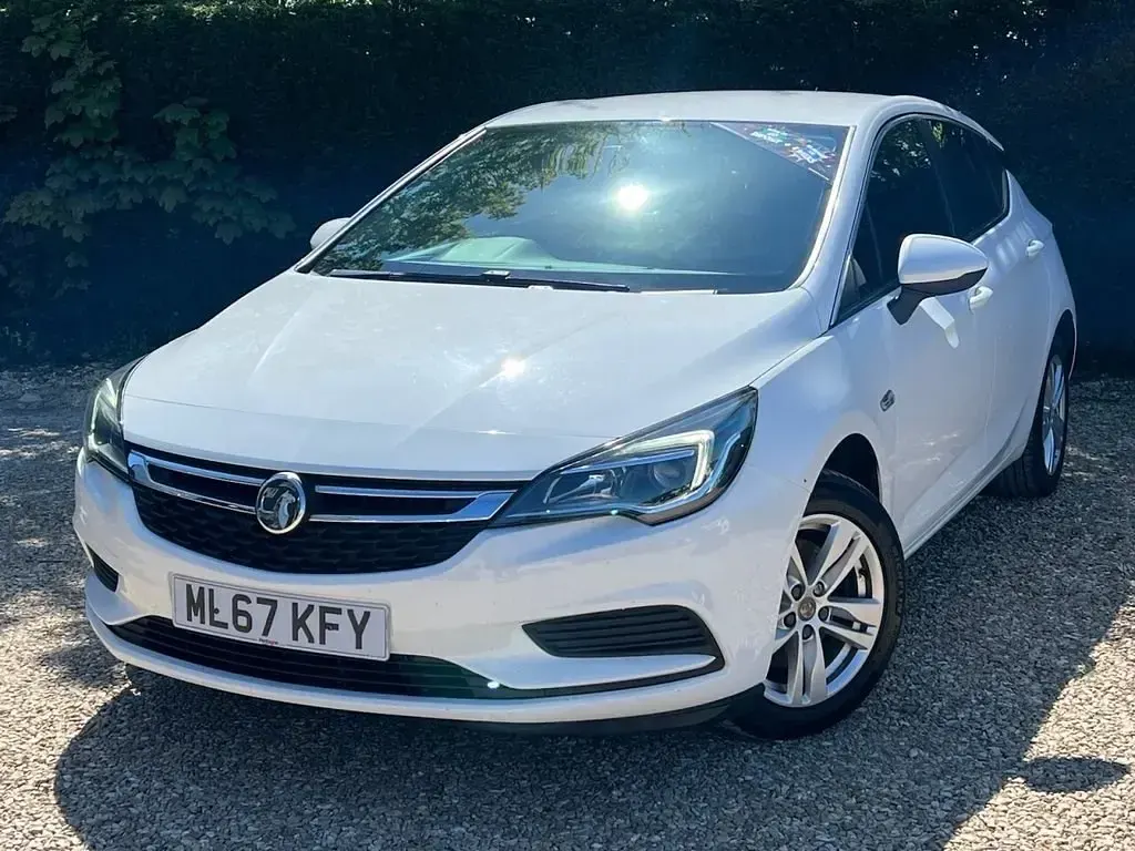 Second-hand Vauxhall Astra Design Edition 110 CP (80 kW) 2017 Alb Hatchback