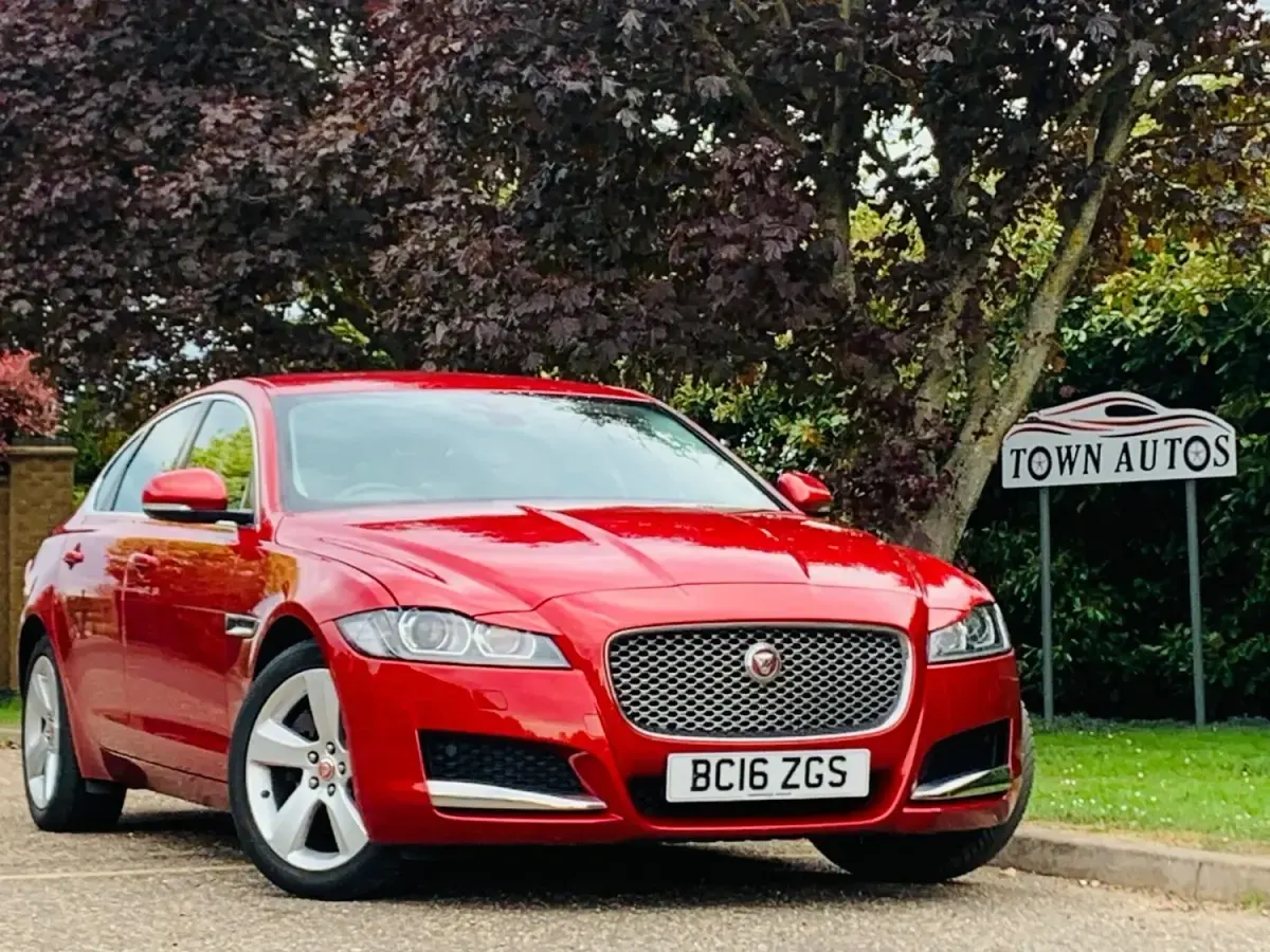 Usado Jaguar XF Portfolio 180 HP (132 kW) 2016 Vermelho Sedan