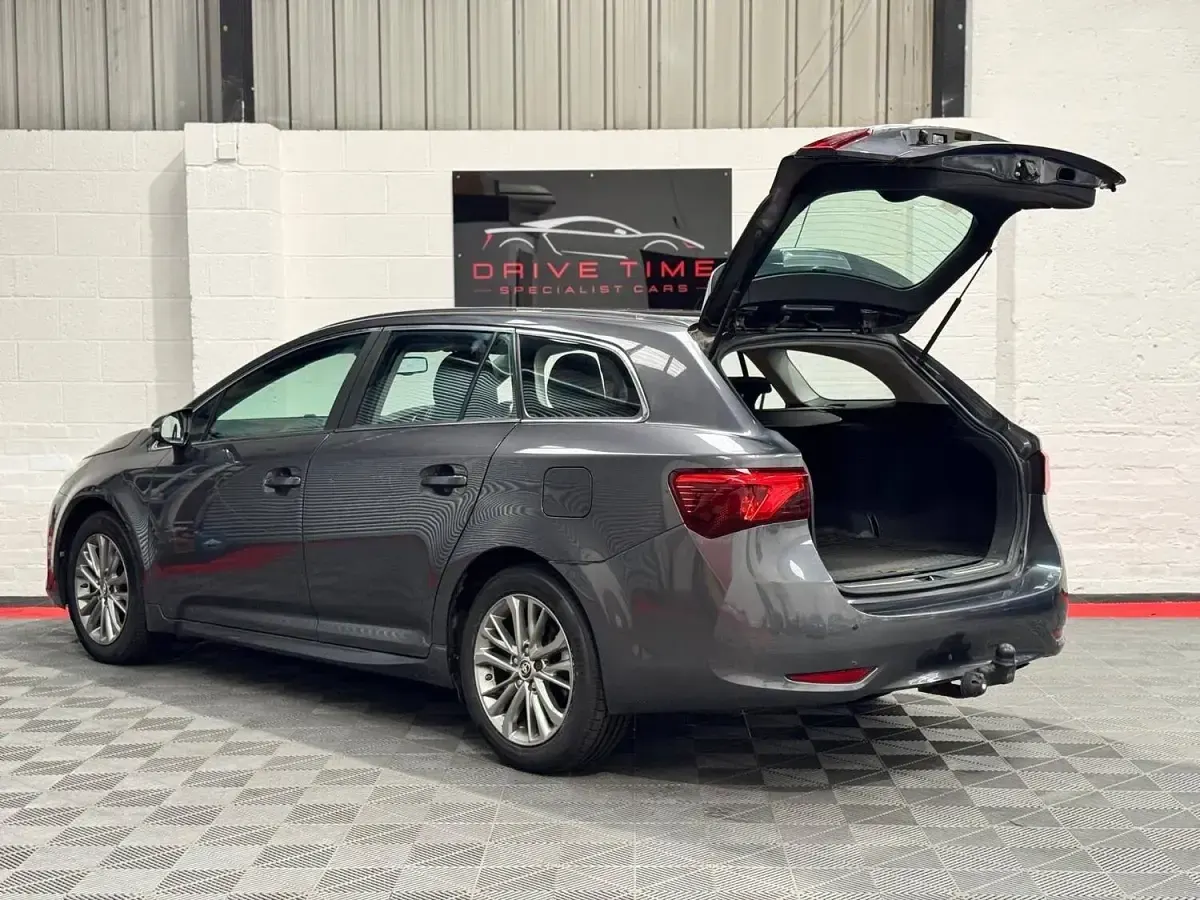 Used Toyota Avensis Business Edition 143 HP (105 kW) 2016 Grey Estate
