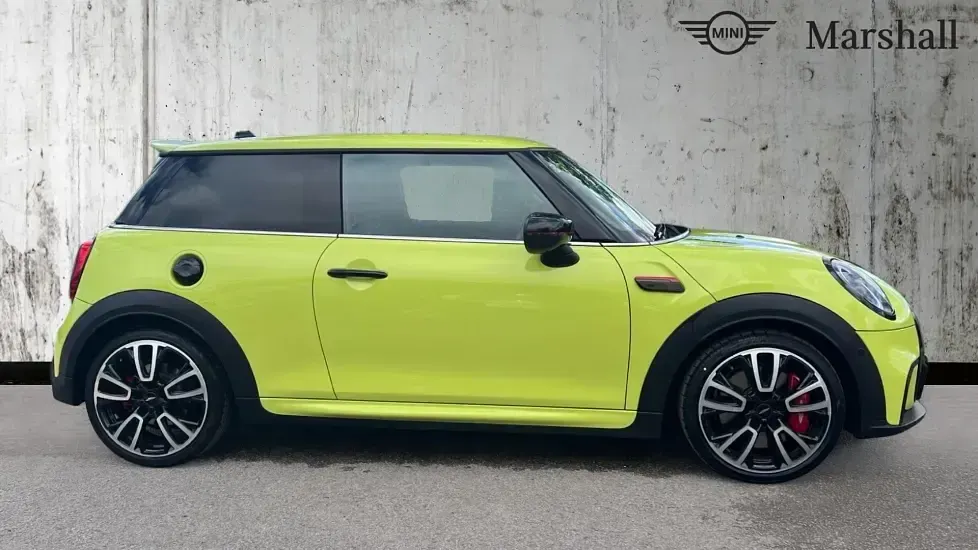 Begagnad Mini John Cooper Works Premium Plus 231 HK (169 kW) 2024 Gul Halvkombi