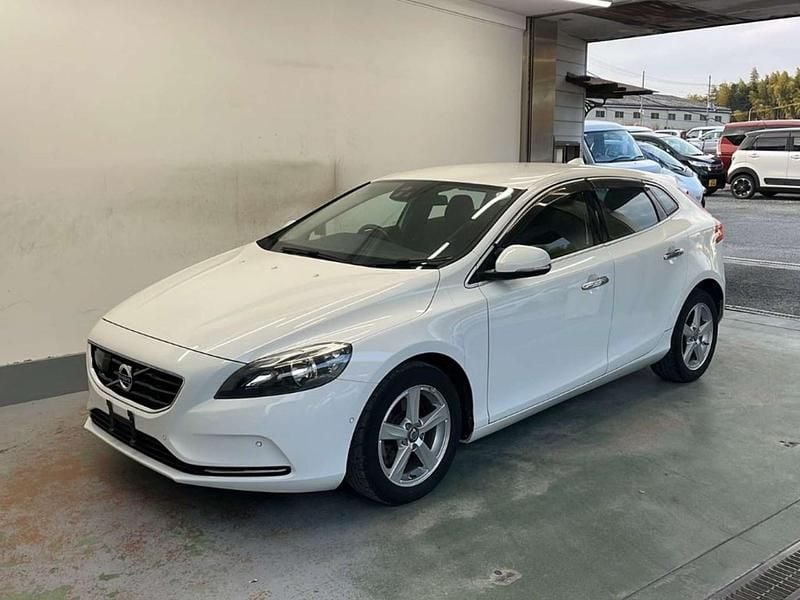 Used Volvo V40 2013 White Hatchback