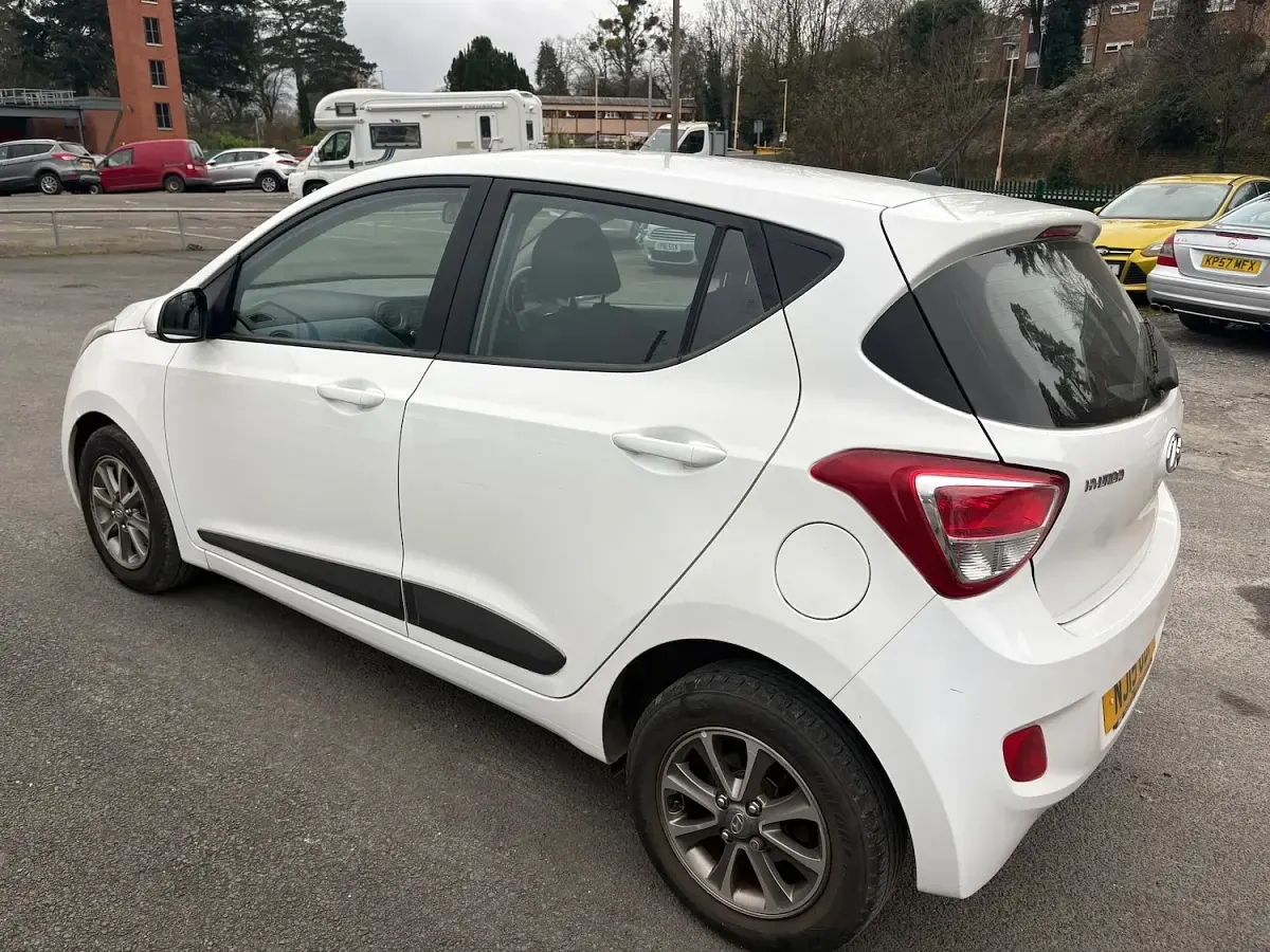 Käytetty Hyundai i10 Premium 66 HP (48 kW) 2015 Valkoinen Viistoperä