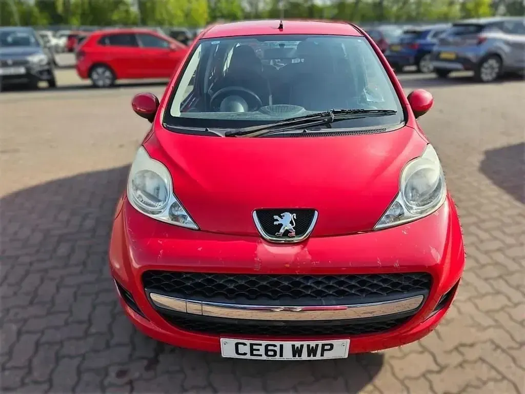 Begagnad Peugeot 107 68 HK (50 kW) 2011 Röd Halvkombi