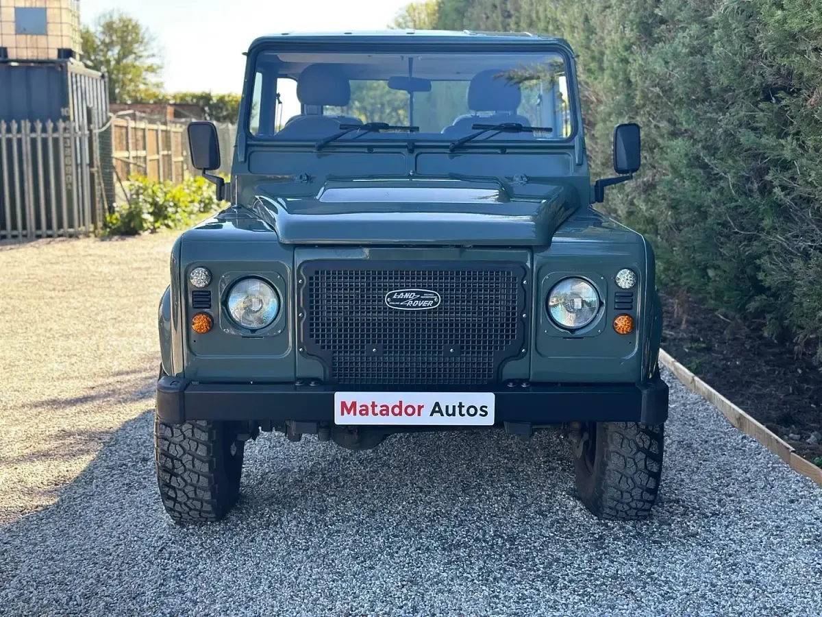 Used Land Rover Defender 122 HP (89 kW) 2009 Green Pickup