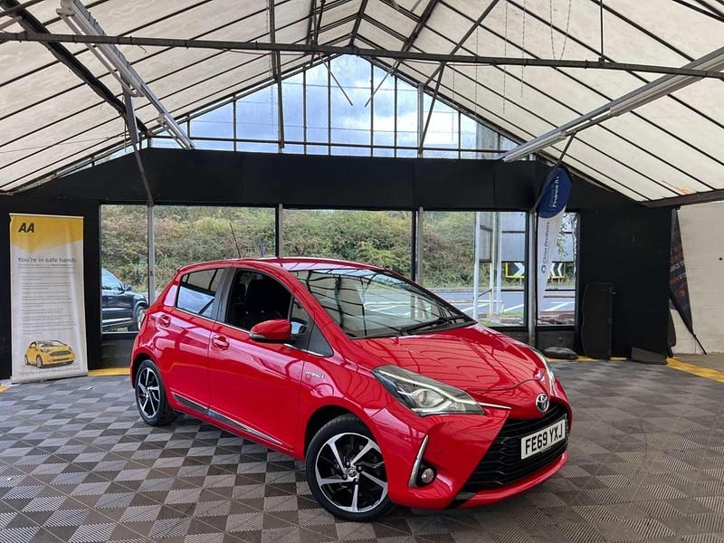 Red Used 2019 Toyota Yaris Hybrid Hatchback | £12,195 (Fair price) - Image 1/2