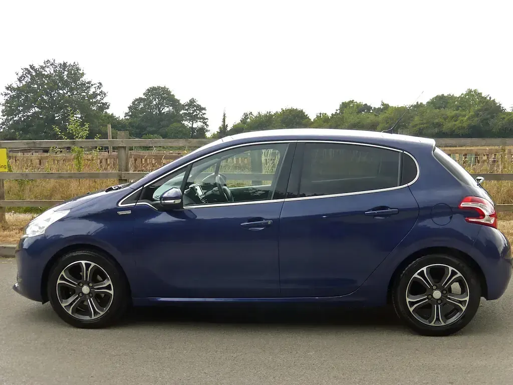 Used Peugeot 208 82 HP (60 kW) 2013 Velvet blue metallic Hatchback