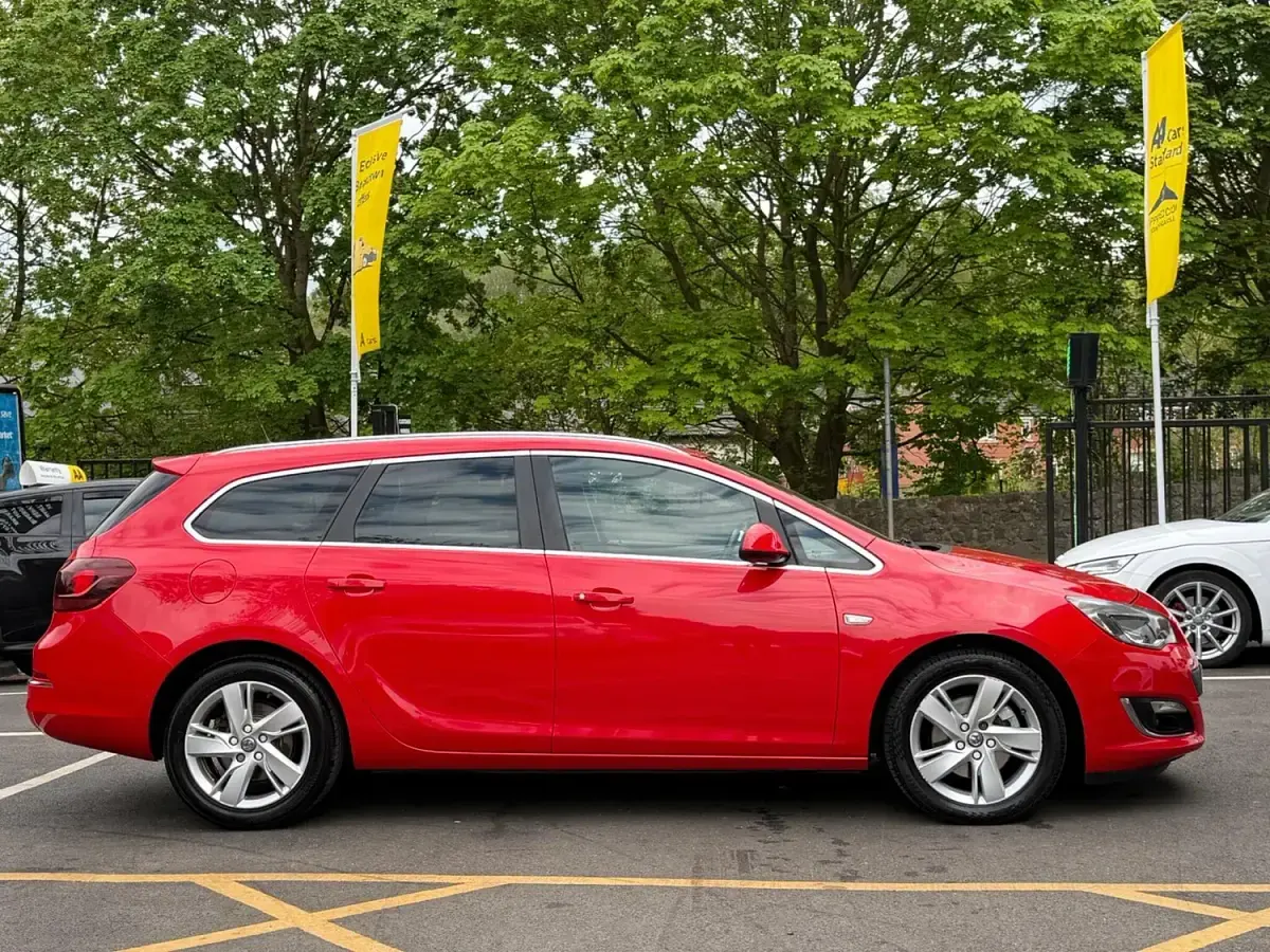 Used Vauxhall Astra SRi 165 HP (121 kW) 2013 Red Estate