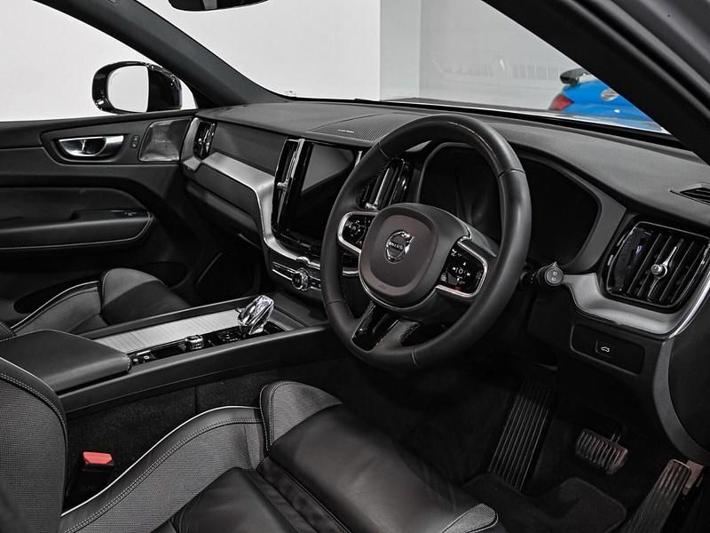 Used Volvo XC60 Plus 250 HP (183 kW) 2022 Silver SUV