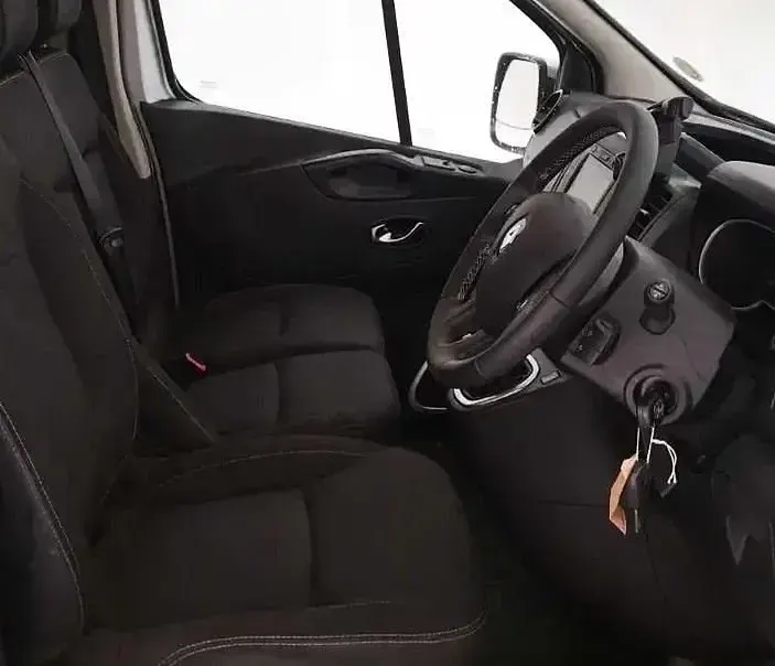 Begagnad Renault Trafic 2020 Silver Minibuss