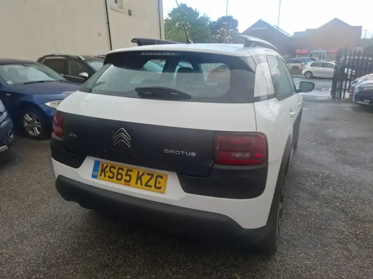 Używany Citroën C4 Cactus Feel 100 KM (73 kW) 2015 Biały Hatchback