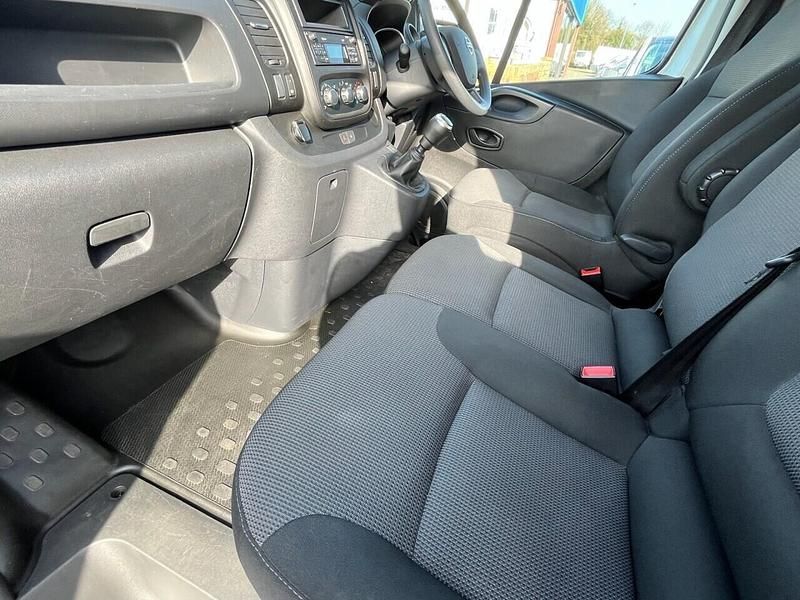 Used Nissan NV300 Acenta 120 HP (88 kW) 2021 White Van