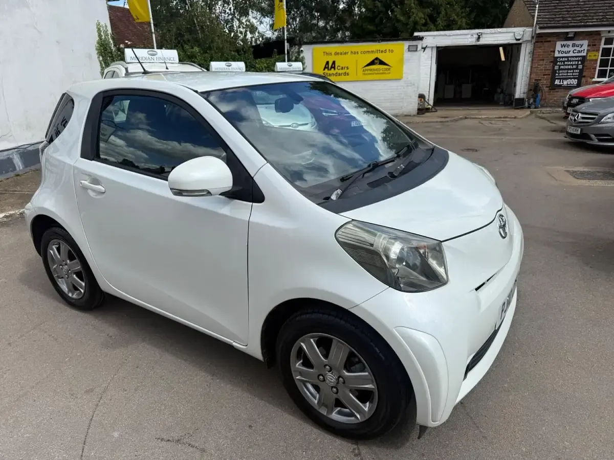 Used Toyota iQ 68 HP (50 kW) 2010 White Hatchback