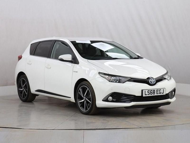 Used Toyota Auris Hybrid Design 136 HP (100 kW) 2018 White Hatchback
