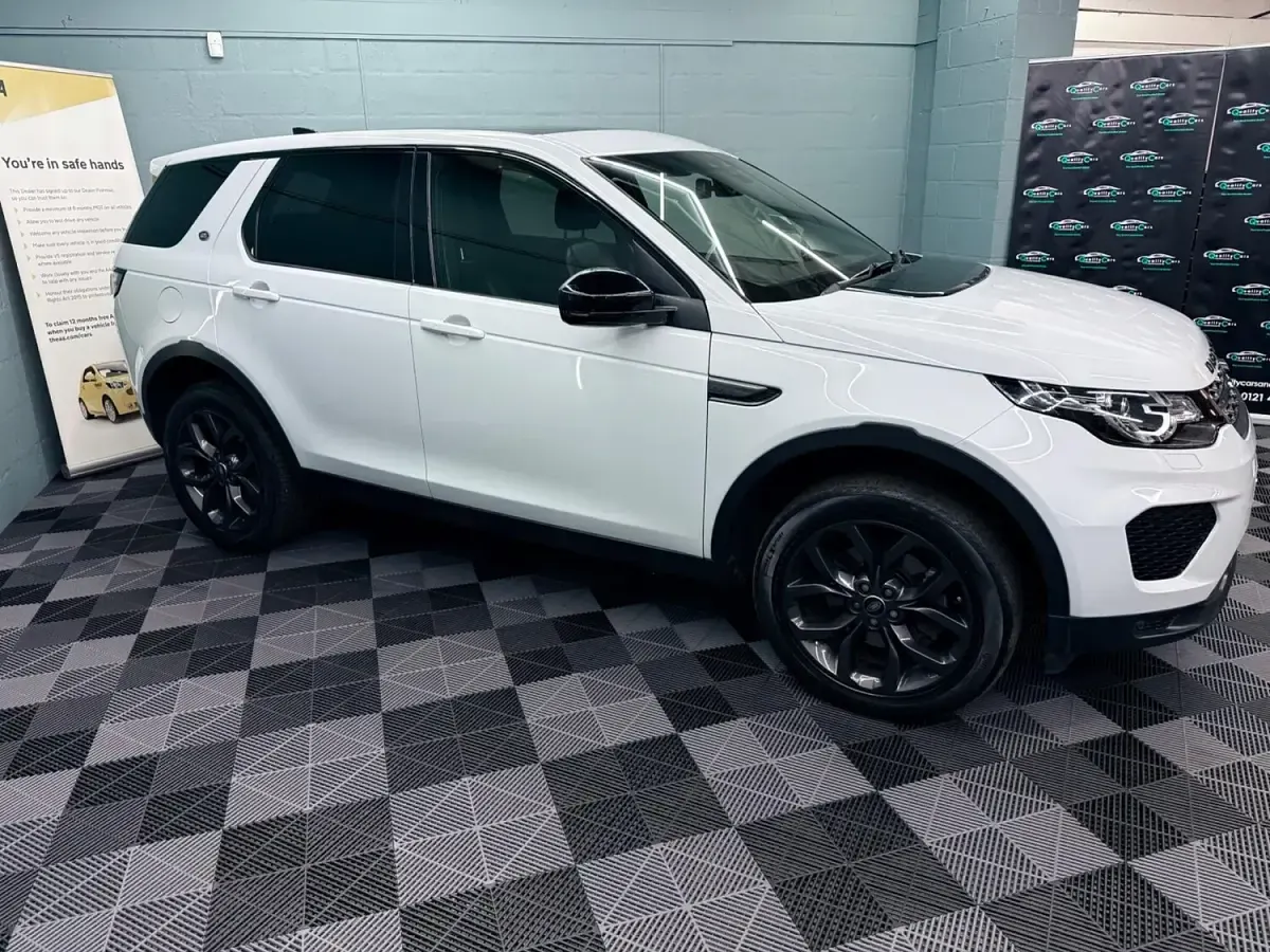 Used Land Rover Discovery 5 Landmark 2019 White SUV