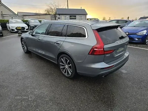 Begagnad Volvo V60 Momentum 2021 Grå Kombi