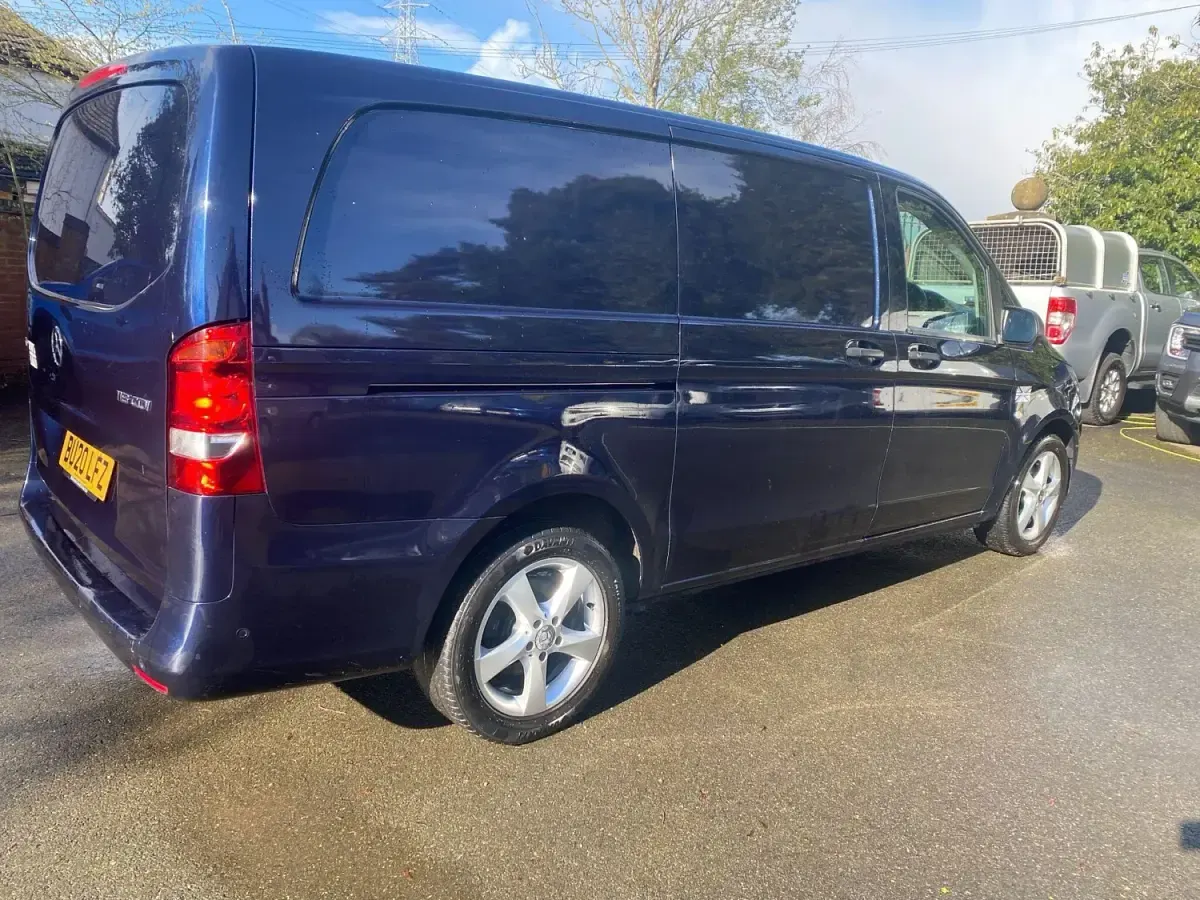 Usado Mercedes Vito Premium 161 HP (118 kW) 2020 Azul Van