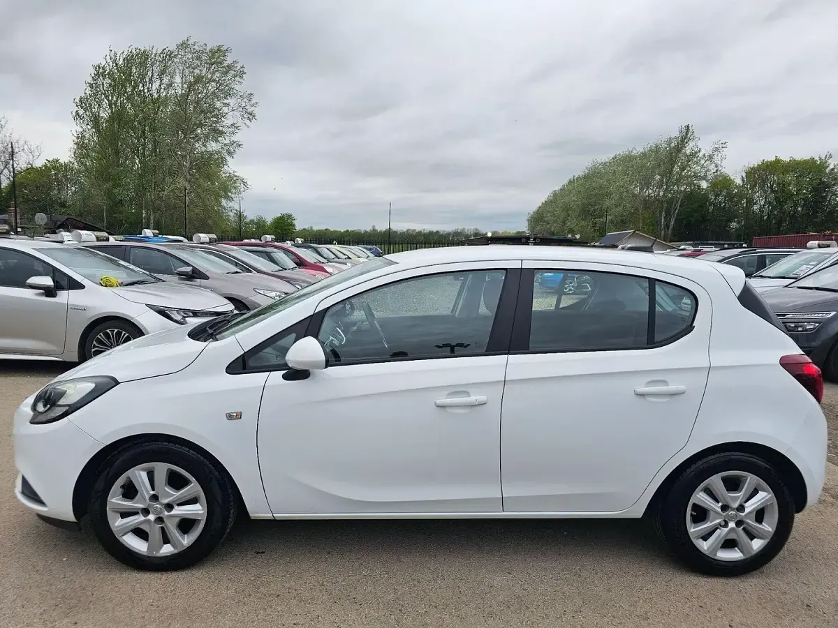 Used Vauxhall Corsa Design Edition 90 HP (66 kW) 2017 White Hatchback