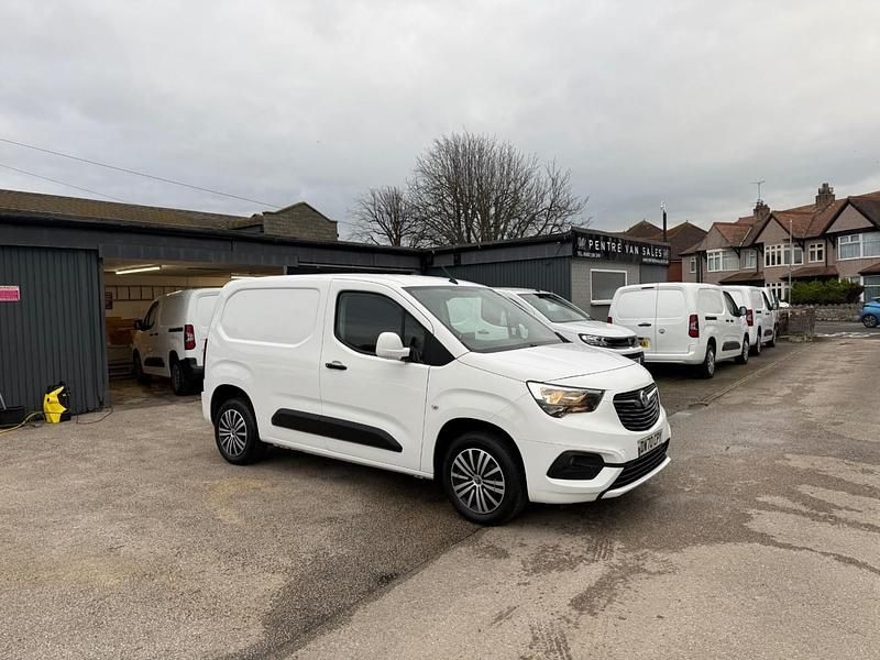 Used Vauxhall Combo Sportive 100 HP (73 kW) 2021 White Van