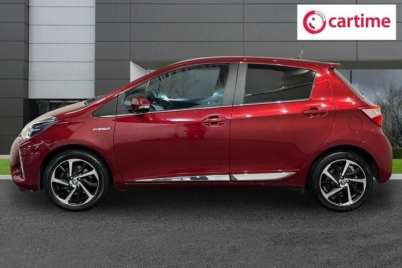 Used Toyota Yaris Hybrid 100 HP (73 kW) 2019 Red Hatchback
