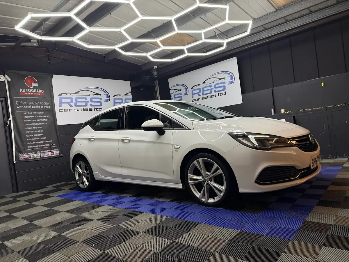 Used Vauxhall Astra SRi 110 HP (80 kW) 2017 White Hatchback