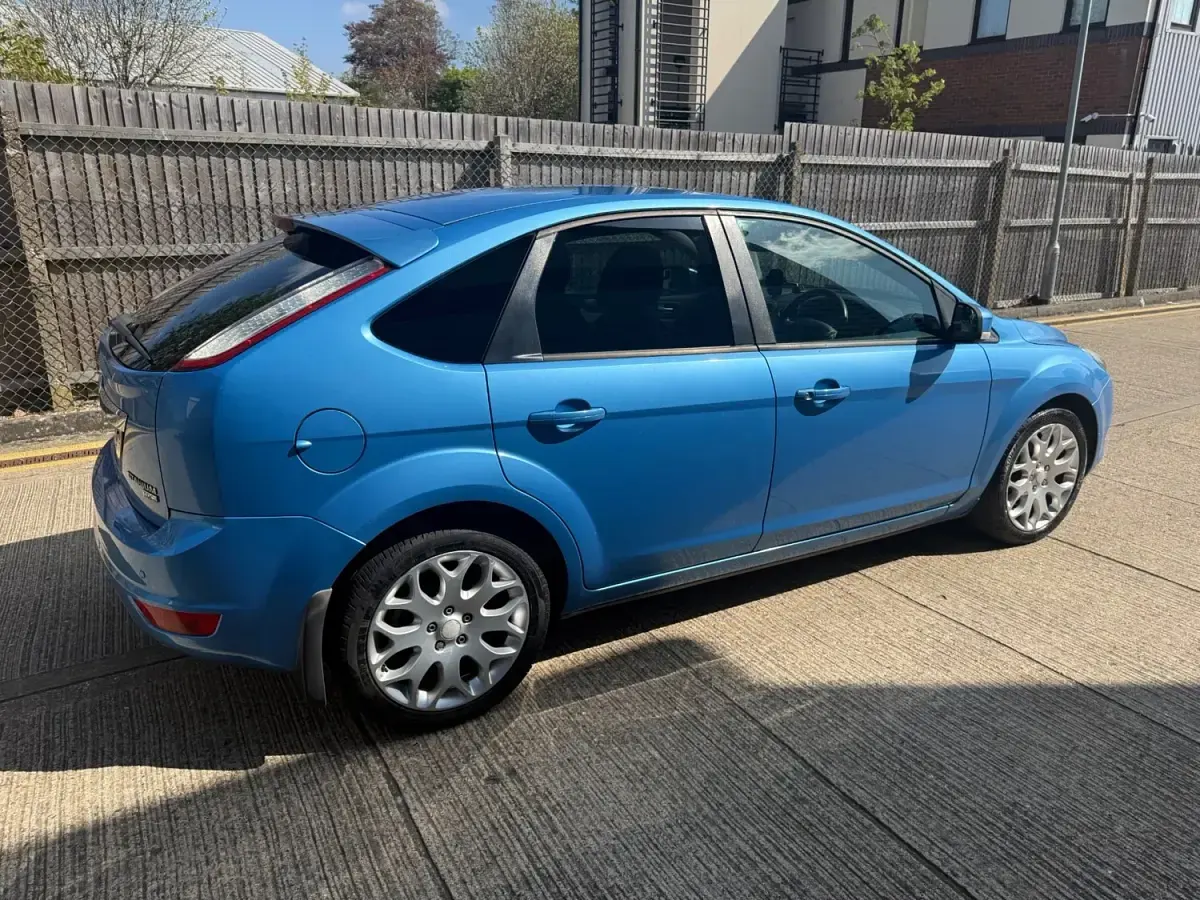 Begagnad Ford Focus Titanium 2008 Blå Halvkombi