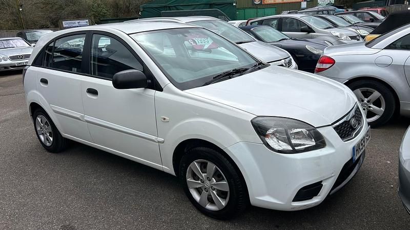 Used Kia Rio 108 HP (79 kW) 2010 White Hatchback