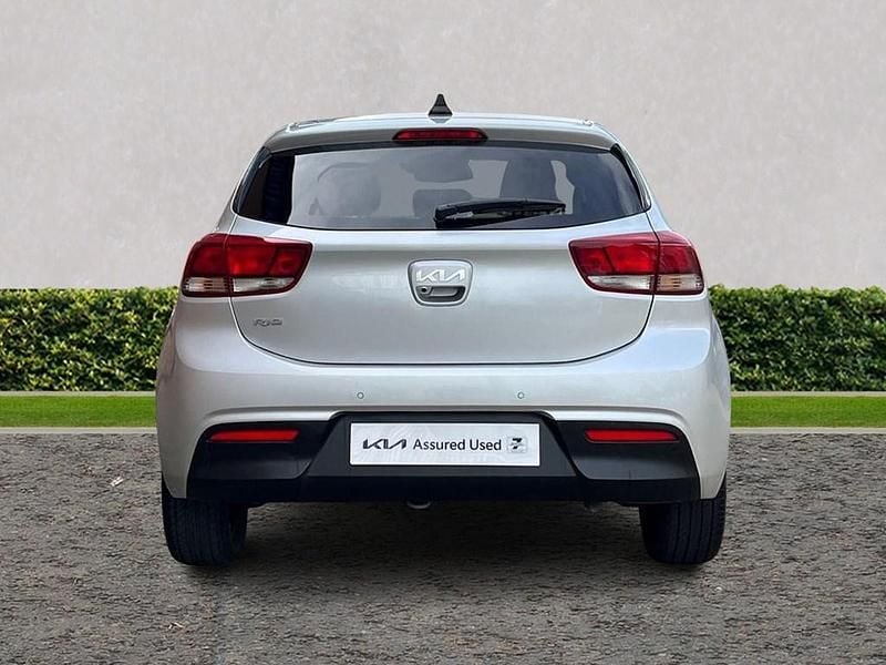 Begagnad Kia Rio 2023 Silver Halvkombi