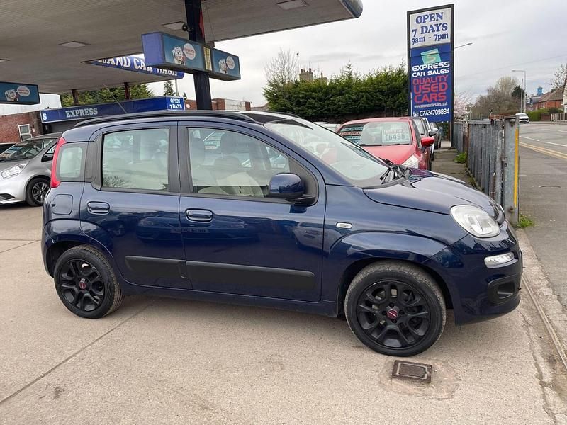 Usado Fiat Panda Lounge 85 HP (62 kW) 2014 Azul Citadino