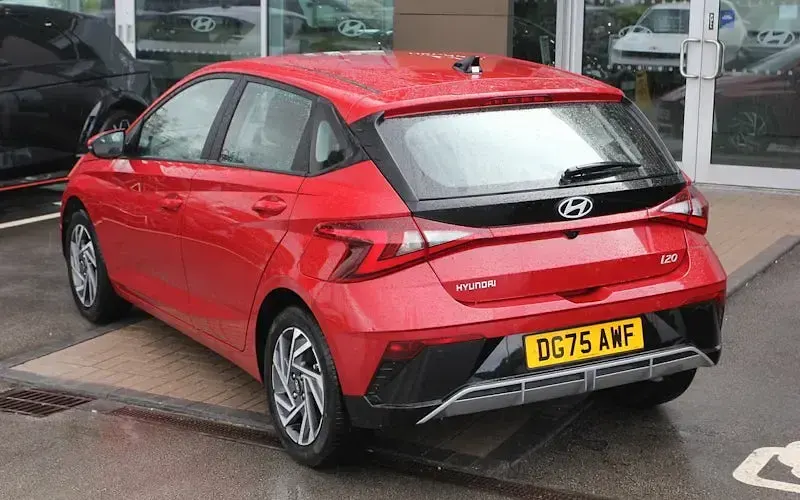 Used Hyundai i20 Advanced 101 HP (74 kW) 2025 Red Hatchback