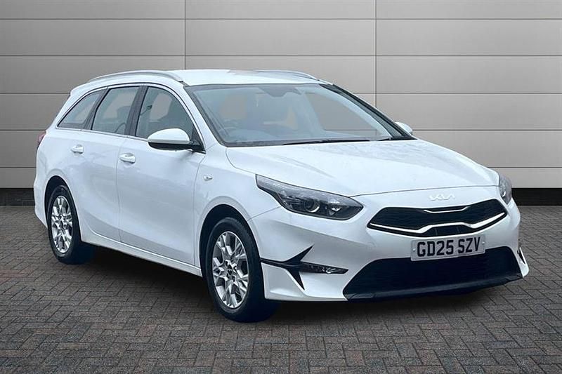 Used Kia Ceed 138 HP (101 kW) 2025 Fusion white Hatchback