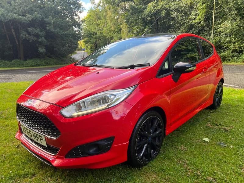 Usado Ford Fiesta Zetec 140 HP (102 kW) 2015 Vermelho Citadino