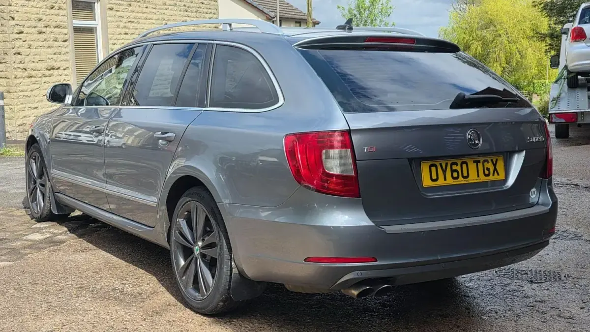 Usado Skoda Superb Elegance 170 CV (125 kW) 2010 Gris Familiar