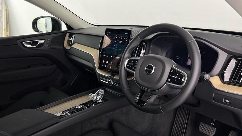 Used Volvo XC60 Plus 247 HP (181 kW) 2025 Gold SUV