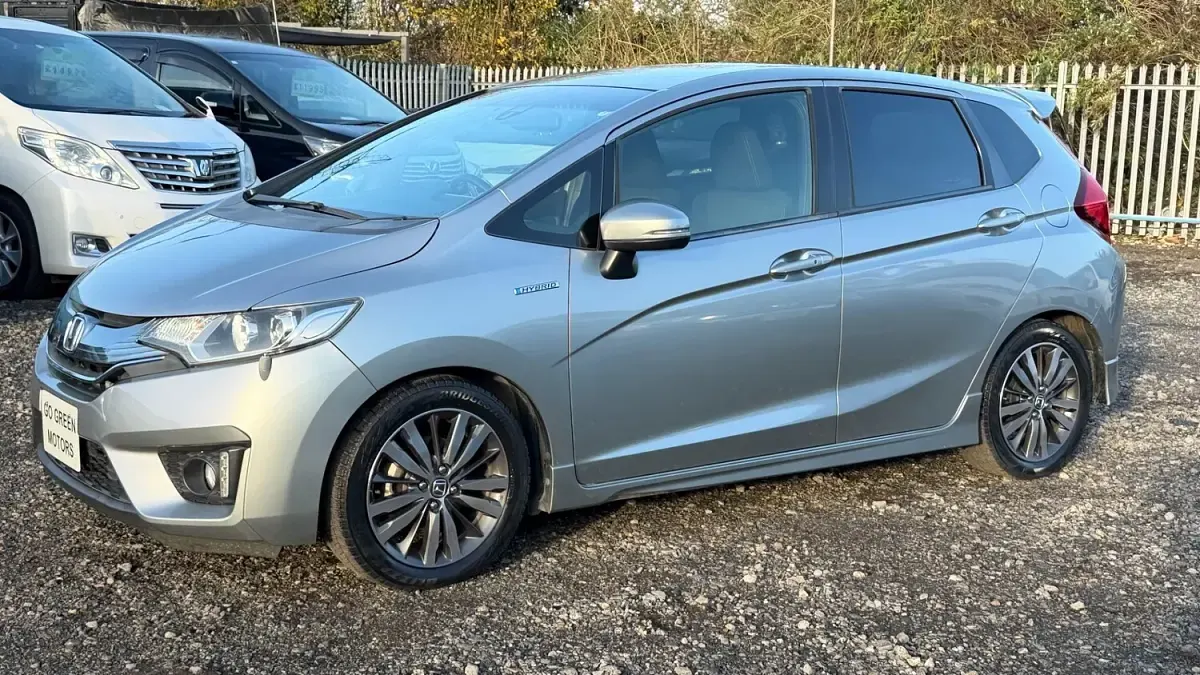 Used Honda Fit Hybrid 137 HP (100 kW) 2015 Sliver Hatchback
