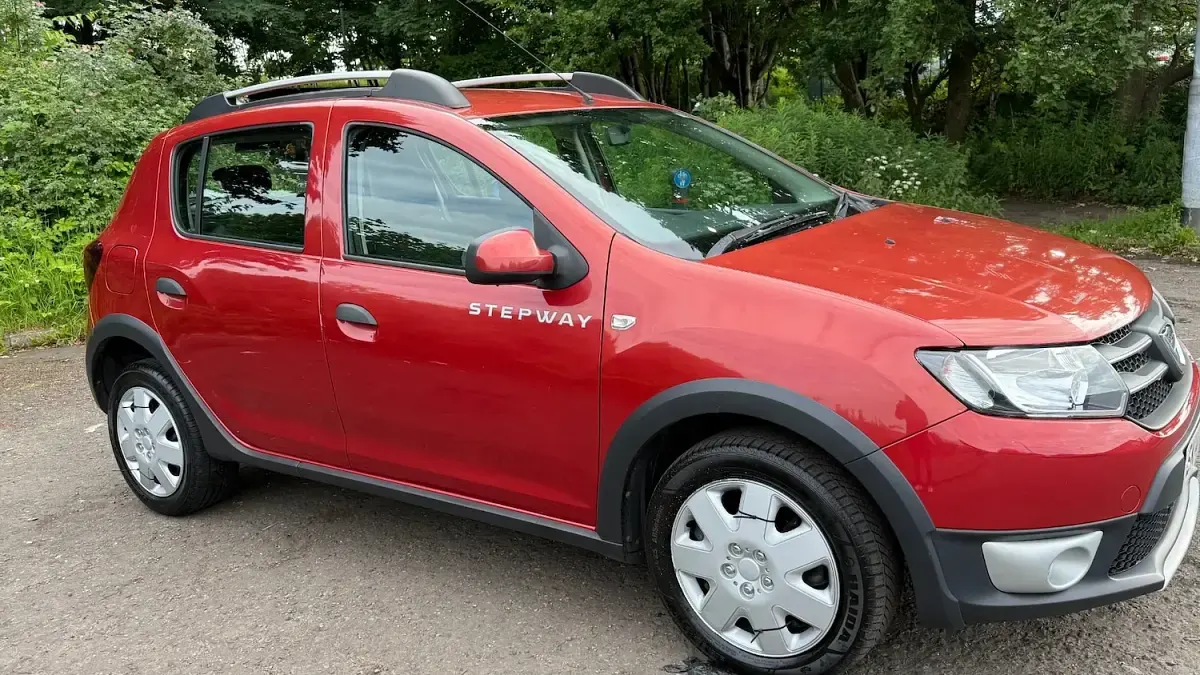 Used Dacia Sandero Lauréate 90 HP (66 kW) 2014 Red Hatchback