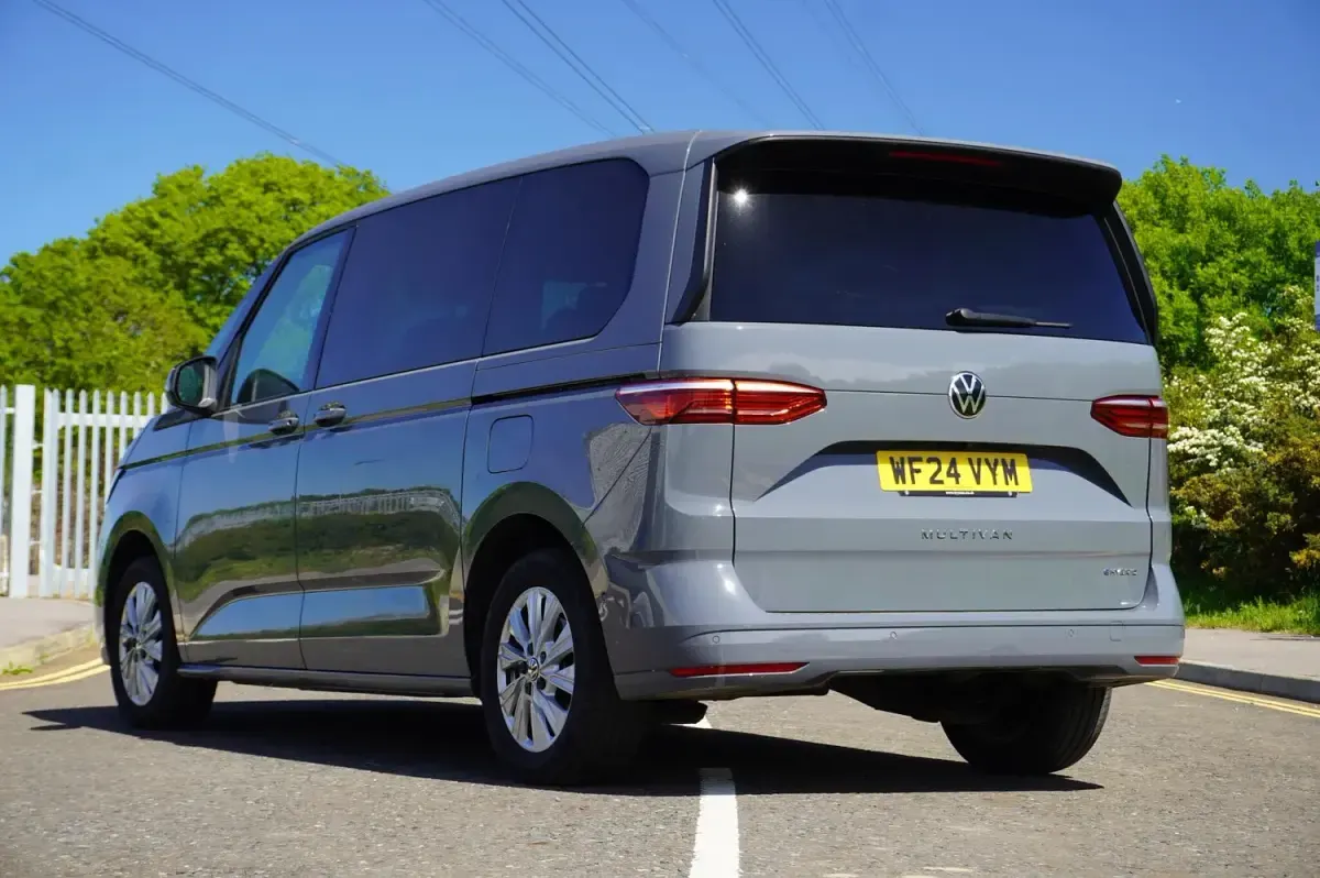Begagnad VW Multivan Life 218 HK (160 kW) 2024 Grå Minibuss