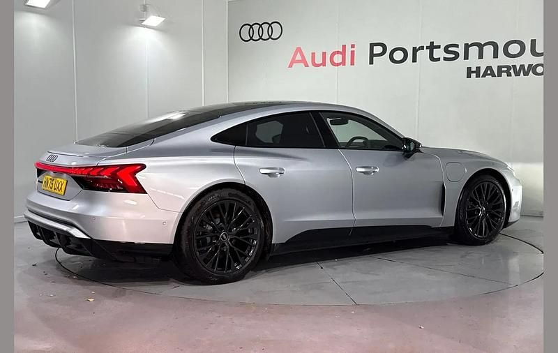 Second-hand Audi e-tron GT quattro Comfort 369 kW (503 CP) 2025 Argintiu Berlinǎ