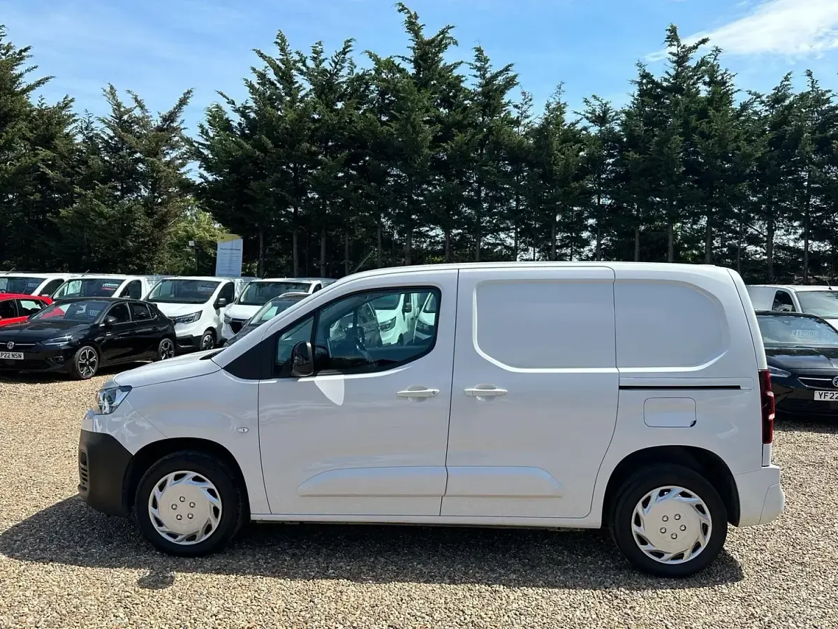 Used Citroën Berlingo 100 HP (73 kW) 2023 White MPV