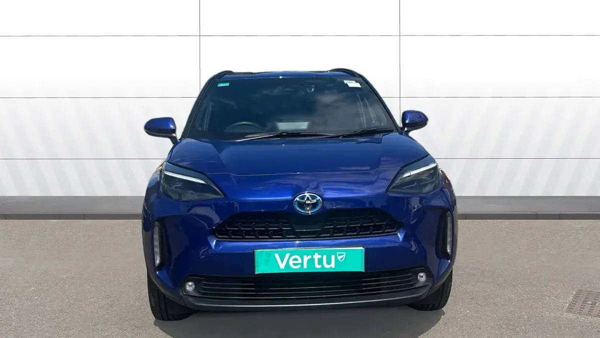 Used Toyota Yaris Hybrid Design 116 HP (85 kW) 2023 Blue Estate