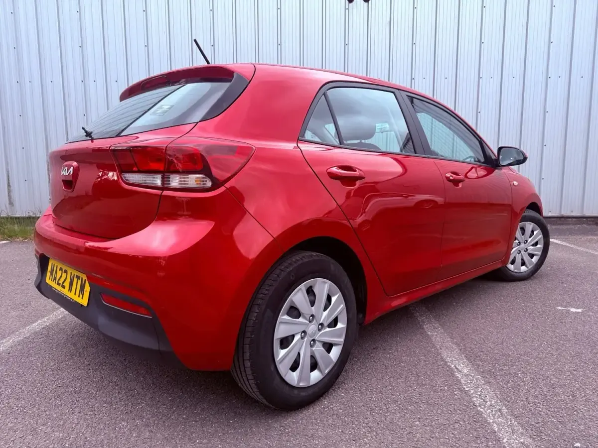 Begagnad Kia Rio 84 HK (61 kW) 2022 Röd Halvkombi